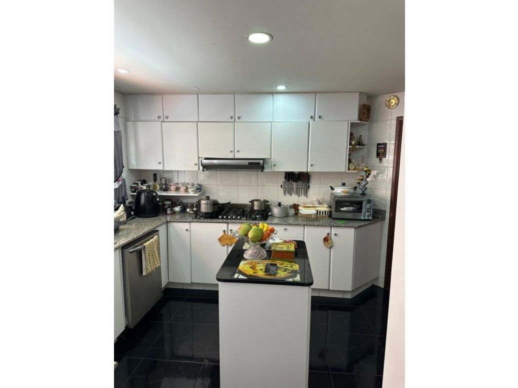 Apartamento de 3 alcobas en venta en Santa Barbara Occidental, Bogotá, 211 m² · foto 5 de 16