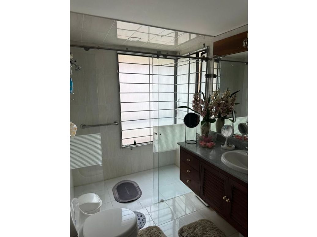 Apartamento de 3 alcobas en venta en Santa Barbara Occidental, Bogotá, 211 m² · foto 10 de 16