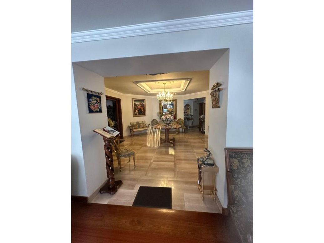 Apartamento de 3 alcobas en venta en Santa Barbara Occidental, Bogotá, 211 m² · foto 8 de 16