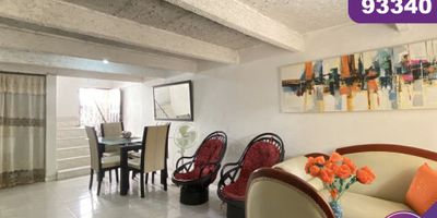 Se vende  casa ubicada en la ciudadela 20 de julio, la edificación cuenta con 2 pisos, con un área construida aproximada de 95 mt2, consta de 4 habitaciones, 1 baño, parqueadero privado, cocina, en general los inmuebles cuentan con buena distribución en sus áreas, con buenos acabados, son frescos y acogedores, su entorno es residencial con cómodas vías de acceso y facilidad al transporte público cercano, sobre el sector puede encontrar colegio, parque y supermercado cercano.