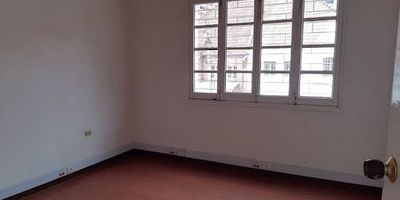Arriendo – Casa de conservación en Quinta Camacho. Área: 338 m² aprox. Conservación patrimonial. Zona premium Bogotá. Distribución y espacios. 2 salones amplios. 3 salones/espacios pequeños (primer piso). 2 patios internos que aportan luz y ventilación. 1 oficina con baño privado. 5 espacios grandes adicionales (segundo piso). 3 baños en el segundo piso. Ideal para: oficinas de servicios profesionales, consultorios, estudios creativos, showroom con atención privada o sede corporativa boutique (sujeto a normatividad y usos permitidos por conservación y POT). Lo que suma valor Arquitectura con carácter, techos altos y espacios modulares. Iluminación natural gracias a los patios
Ubicación estratégica en Quinta Camacho (cercana a ejes de movilidad y oferta gastronómica/empresarial). Agenda tu visita