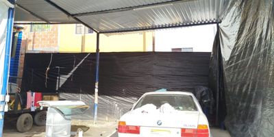 Se renta local dentro zona  comercial con derecho a un parqueadero por local. Doble altura
Cerca a transporte publico, colegio, universidad, centro comercial, parroquia, clinica u hospital, supermercado, gimnasio, restaurante,  entidad bancaria, facil acceso a vias 
principales. Este sector estrategico es transitado por un alto flujo peatonal y vehicular. El inmueble ideal para crecimiento de la empresa.