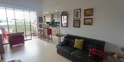 Codigo 28925. Apartamento en arriendo ubicada en La Ceja sector Viva La CejaCaracterísticas principales: • Área construida: 82 m² – 1 nivel • 3 habitaciones (principal con vestier, baño privado y balcón) • 2 baños completos • Sala y comedor integrados • Cocina integral abierta con cubierta a gas, campana extractora y mesón en quarztone • Zona de ropas independiente • Balcón con vista despejada • Parqueadero sencillo • Cuarto útil • Red de gas y servicios públicos completosDescripción: Este acogedor apartamento en arriendo se ubica en una de las zonas más atractivas de La Ceja, cerca del Centro Comercial Viva. Sus espacios amplios, iluminación natural y acabados contemporáneos brindan un ambiente ideal para disfrutar en familia.La distribución ofrece una zona social cómoda con sala–comedor que se conecta al balcón, perfecta para compartir o relajarse al final del día. La cocina abierta, moderna y funcional, se integra con la zona de ropas para mayor practicidad. La habitación principal cuenta con vestier, baño privado y acceso al balcón, mientras las auxiliares ofrecen amplios clósets y excelente ventilación.Entorno: Ubicado en el sector Viva La Ceja, reconocido por su valorización, tranquilidad y cercanía a todos los servicios. A pocos minutos del Centro Comercial Viva, supermercados, colegios y principales vías de acceso. Ideal para quienes buscan una vida cómoda y segura con conexión a la naturaleza.Zonas comunes: El conjunto ofrece espacios pensados para el bienestar y la recreación: • Portería 24 horas • Gimnasio dotado • Parque infantil • Salón social • Zonas verdes • Zona de mascotas • Parqueadero de visitantes • Ascensor por torreNota: Canon mensual: $2.700.000 Se aceptan mascotas.