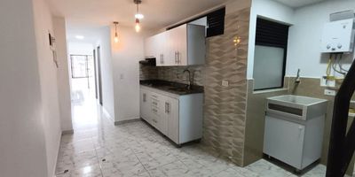 Apartamento dúplex en arriendo en Itagüí, barrio San Pío, una zona residencial con excelente ubicación, cercanía a todo y gran proyección comercial. Ubicado en el tercer piso sin ascensor, este inmueble ofrece comodidad, amplitud y una distribución ideal para disfrutar en familia.Con un área aproximada de 79 metros cuadrados, el primer nivel cuenta con sala, baño completo, dos habitaciones con clóset, cocina semi integral y zona de ropas independiente ,un balcon. En el segundo nivel se encuentra la alcoba principal, que dispone de baño privado y un espacio acogedor y funcional.Este apartamento se caracteriza por su buena iluminación natural y su entorno tranquilo, pero con fácil acceso a zonas comerciales y gastronómicas del sector.Su ubicación es estratégica, con conexión directa a la avenida Pilsen y la autopista Sur, y a tan solo diez minutos del parque principal de Itagüí, lo que garantiza cercanía a transporte público, comercio, bancos y servicios esenciales.Raskcielo te invita a 