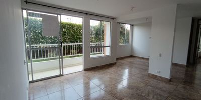 Apartamento ubicado al sur de la ciudad, con 60 M², consta de sala-comedor, balcón, 2 alcobas con closet, alcoba principal con baño y baño social, estudio o sala de TV, cocina integral a gas, zona de ropas con instalación de lavadora, parqueadero comunitario. El conjunto cuenta con portería, citófono, recepción, ascensor, piscina, zonas verdes y juegos infantiles.