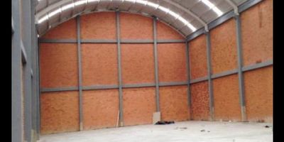 Moderna bodega ubicada dentro de parque industrial con infraestructura empresarial de alto nivel, ideal para operaciones industriales, logísticas o de almacenamiento. Su diseño funcional, amplios espacios y especificaciones técnicas garantizan eficiencia y seguridad operativa.

Características principales
Área total construida: 1.430 m² // Área de lote: 1.142 m² // Área de bodega: 742 m² // Área de oficinas: 418 m² distribuidas en tres niveles (133 m² primer piso, 133 m² segundo piso, 152 m² tercer piso) // Área de parqueo y descargue: 267 m² // Altura: 10 metros // Resistencia de pisos: 8 ton/m² // Carga eléctrica: 25 KVA // Tanque de reserva de agua // Cinco parqueaderos privados // Vías internas pavimentadas // Control de acceso y vigilancia 24/7 // Salones de reuniones // Zonas verdes // Parqueaderos para visitantes // Senderos peatonales
