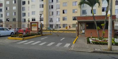 Excelente apartamento ubicado en un quinto piso, Consta de sala- comedor, cocina integral, zona de oficios, baño social, una habitación principal con closet y baño privado, dos habitaciones con closet. El conjunto cuenta también con piscina para adultos y niños, salón social, juegos para niños, portería, parqueadero comunitario. Comunícate con nosotros y con gusto agendamos una cita para que conozcas este espectacular inmueble e inicies una nueva experiencia en un nuevo lugar. ADMINISTRACION INCLUIDA EN EL CANON / DISPONIBILIDAD AL 5 DE FEBRERO DEL 2026.