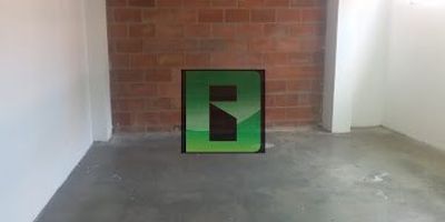 Local en excelente ubicación en zona céntrica, sector  san Antonio, cuenta con 40m2, buena iluminación, cerca a parques, iglesia, restaurantes, almacenes, con flujo peatonal, de fácil acceso.