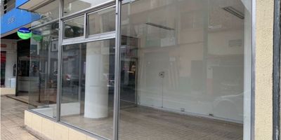 Bienvenido al lugar ideal para tu negocio en la hermosa ciudad de Pereira, ubicado en la zona de Risaralda, este local te ofrece todo lo que necesitas para alcanzar el éxito. Con una amplia área construida de 25 M2, podrás aprovechar al máximo cada rincón de este espacio para hacer realidad tus proyectos comerciales.

Con comodidades internas como agua, electricidad y gas domiciliario, no tendrás que preocuparte por los servicios básicos, ya que están disponibles para ti desde el primer día de tu establecimiento. Además, el suelo de cerámica o mármol le dan un toque elegante y moderno al local, brindando un ambiente agradable tanto para tus clientes como para tus empleados.

En cuanto a su ubicación, este local cuenta con acceso pavimentado, permitiendo un fácil y cómodo acceso tanto para clientes que van en vehículo como para aquellos que prefieren caminar. Además, su ubicación en una zona comercial y residencial le da una ventaja competitiva en el mercado, ya que tendrás una gran afluencia de personas en la zona y una amplia variedad de potenciales clientes.

No pierdas la oportunidad de adquirir este local y hacer crecer tu negocio en una de las ciudades más cautivadoras de Colombia. Contáctanos para más información y programar una visita. ¡Te esperamos!
