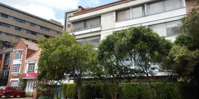 Los invitamos a visitar este apartamento ubicado en Quinta Camacho .Está ubicado en un segundo piso exterior, excelente luz natural. El apartamento tiene pisos en madera laminada. Al ingresar al apartamento nos encontramos con una sala comedor amplia con grandes ventanales. La cocina es muy cómoda, con zona de lavandería independiente con lavadero, tiene su cuarto de servicio. Al continuar por el hall, encontramos las dos alcobas, la principal es cómoda y posee amplio clóset y baño privado, tiene su estudio. El edificio cuenta con buenas condiciones de seguridad, tiene ascensor y su garaje .Excelente ubicación Cerca de reconocidos supermercados de cadena y a Centros Comerciales como la Avenida Chile. Cuenta con vías de acceso como la Cra Séptima y la Cra Once y las calles 72 y 64.