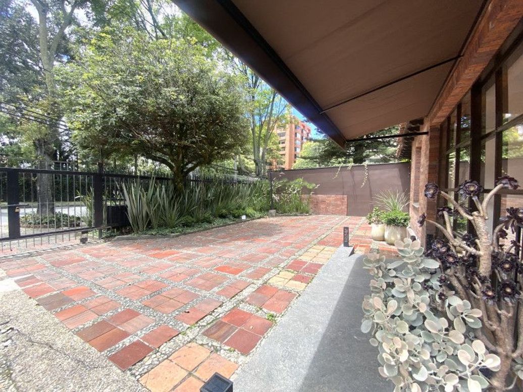 Casa de 5 alcobas en venta en El Nogal, Bogotá, 453 m² · foto 2 de 16