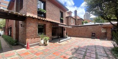 Casa en venta en El Nogal de 453m2 Inversión con renta activa. Remodelada ubicada en estratégico sector comercial. Actualmente funciona un restaurante de alta cocina, generando ingresos y con adecuaciones listas para uso comercial o institucional. Dos niveles con excelente iluminación natural, salones amplios y versátiles, recepción, cocina, áreas de servicio y 6 baños. Segundo piso con espacios más privados, balcón y jardín posterior. Lote generoso y seis parqueaderos. Ubicación inmejorable: Av. Chile, cerca del Centro Financiero, con alta afluencia peatonal y vehicular. Ideal para continuar operación o desarrollar un nuevo concepto. ¡Inversión sólida con retorno inmediato!