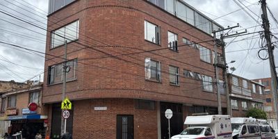 Edificio para renta en excelentes condiciones de 385 m² construidos, uso mixto ubicado en el sector de Ciudad Jardín Norte. Este inmueble se encuentra a pocos pasos de la Avenida Suba y la Calle 134, acceso inmediato a transporte público (TransMilenio y SITP). Este edificio ofrece múltiples posibilidades de uso, cuenta con una amplia Bodega, ideal para un local comercial, centro de distribución, showroom. Los 3 pisos siguientes ofrecen espacios ideales para consultorios, oficinas administrativas, espacios de Co-working colaborativos y call-center, entre otros