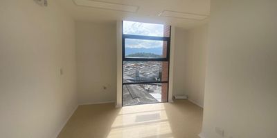 Consultorio médico en arriendo con fácil acceso, cerca a estación del metro, restaurantes, hoteles, tiendas, almacenes de cadena, centros comerciales, rutas de transporte público y servicios complementarios del sector. Piso en baldosa, 2 espacios, 1 baño, cocineta, cableado de red, techo cielo raso, aire acondicionado central, área de procedimientos, área de recepción y parqueadero cubierto. Edificio con ascensor, vigilancia y portería 24 horas, circuito cerrado de TV, parking visitantes sin costo, bahía de parqueo, auditorio y baños comunales. inmuebles sujetos a verificacion de disponibilidad