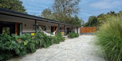 Este hotel campestre, es una finca hotel ubicada en la ciudad de Pereira, departamento de  Risaralda en Colombia, a orillas del Río Otún, sector de La Florida, a 15 minutos del centro de la ciudad, entrada al Parque Nacional Natural Los Nevados.

Se encuentra apartada de la ajetreada vida de la ciudad, en medio de montañas con nacimientos de agua cristalina, biodiversidad que germina de sus bosques nativos, que trazan un paisaje idílico, de profunda e infinita  tranquilidad, donde se puede sentir que la vida se renueva cada día, de manera espontánea. Su diseño esta concebido sin limitaciones al momento de gozar de una vista inigualable, que permite disfrutar del aire libre e interactuar con el río y la naturaleza. El regocijo está en la contemplación del paisaje, disfrutar de la quietud y el silencio, y encontrar los colores más vivaces en las aves.

El potencial de esta propiedad es que la parte de construcción puede llevarse de 533 metros cuadrados hasta 1410 metros cuadrados según las normativas locales aprobadas por la preexistencia (La casa original fue construida hace casi 100 años).

La "Casa de Río" está ubicada dentro de un área protegida llamada "La Cuenca del Otún" y debido a la preexistencia, cuenta con la ventaja singular de estar habilitada para seguir construyendo, esto es una ventaja competitiva sobre el resto de las propiedades de la zona.


 Lote con puerta eléctrica
 Cámaras de vigilancia
 Speakers en el techo
 Todas las habitaciones con TV
 Zona de café
 Agua caliente
 Cerca a restaurantes
 Fogata
 Baño turco
 Mini bar en habitaciones
 Habitaciones con Jacuzzi
 Deck con vista al río
 Árboles frutales
 Comerdor para 30 personas
 2 Salas
 Alberca con Jacuzzi
 Luces de discoteca
 Horno para asados

