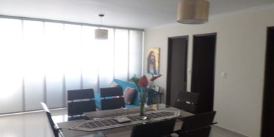 Venta de apartamento  Cuarto De Legua sur central de Cali, sector de alta valorización por estar ubicado cerca de centros comerciales, centros médicos, parques y avenidas principales. El apartamento en edificio, segundo piso, acceso por gradas, consta de sala- comedor amplia, dos habitaciones, la principal con baño, ambas habitaciones tienen closet de pared a pared, hay una tercera habitación cómoda con amplio closet que es para el servicio o para el uso que se requiera, cocina integral, con estufa a gas, patio semi cubierto donde se encuentra ubicada la zona de oficios, calentador a gas, piso en porcelanato, baño social, parqueadero cubierto. Adm. 370.000 pesos