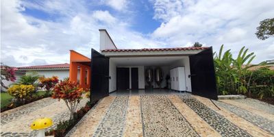 MEGAPOLIS BIENES RAICES Tiene el gusto de presentar esta hermosa casa campestre para la venta en uno de los más exclusivos y valorizados sectores del país, en conjunto residencial y con un entorno mágico, a pocos metros del Club Campestre de la ciudad de Pereira. Con un área en terreno de 1590 mts2 y 687 mts2 construidos distribuidos en 3 salas, comedor, 2 cocinas estilo americano, 8 habitaciones, 8 baños, zona de lavandería, cuarto útil, pisos en porcelanato, teatro, piscina, zona bbq, parqueadero techado para 2 vehículos.
