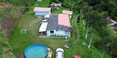 MEGAPOLIS BIENES RAICES Presenta para la venta esta finca de 4 hectáreas, 3 nacimientos de agua, a borde de carretera, casa principal 3 habitaciones y 2 baños, bar, kiosco, comedor social, cancha de volibol, cancha de mini fútbol, piscina de sobreponer grande, lago de pesca pequeño, proyecto de 4 cabañas, 2 de ellas al 70%, dos terminadas y funcionando, 1 de ellas con jacuzzi. La finca está ubicada en la vía principal Km 17 vía Marsella. Cuenta con cítricos, tiene barreras de plátano, un cultivo de café de 20.000 palos este año fue su primera cosecha, cuenta con áreas protegidas, 1 a cada lado, con vistas hacia la Virginia Belalcázar,  Marsella Cartago Pereira y Dosquebradas.
Finca ondulada con zonas planas.
