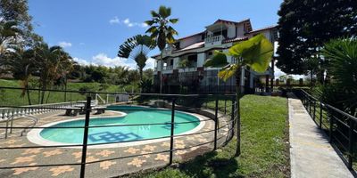 MEGAPOLIS te presenta esta oportunidad de inversión única enfocada en desarrollo comercial para gastronomía, hotelería y turísmo, ubicada en Cerritos, Pereira, una de las zonas con mas valorización del pais. Con un área de 532 m2 y 2.600 m2 de lote esta casa campestre para remodelar en parcelación será la inversión de tu vida para desarrollar el proyecto comercial que necesita este sector campestre para atraer su alta demanda de turismo nacional y extranjero. Cerca a la vía principal de Cerritos, de fácil acceso, cerca al aeropuerto internacional Matecaña, Zoológico Ukumari, Centros comerciales, Restaurantes, hoteles boutique y demás sitios de interés a su alrededor.

 
