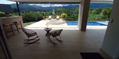 Presentamos esta oportunidad de negocio. Casa campestre en venta en conjunto cerrado, corregimiento de Combia en la ciudad de Pereira. Esta hermosa propiedad cuenta con un área de terreno de 1900 m2 y un área construida de 450 m2 distribuidos en una planta de la siguiente forma: 4 habitaciones, 3 de ellas con baño y closet, 1 habitación de huespedes con aire acondicionado y salida a la piscina, habitación de servicio con baño y closet, patio o zona de ropas, sala comedor, sala de TV o estudio, zona BBQ, piscina, jacuzzi con calentador, parqueadero para 9 vehículos, habitación principal con salida a la zona húmeda. El lote cuenta con árboles frutales, aguacate, mandarina, plátano, guayaba.
