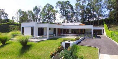 Presentamos esta propiedad tipo casa campestre en venta en el conjunto cerrado las Margaritas, sector Combia, a tan solo 10 minutos de la ciudad de Pereira.
Cuenta con amplios espacios, ventilación y luz natural.
tiene 3 habitaciones principales las cuales cada una de ellas tienen baño privado y vestier, estudio, sala comedor con salida a terraza exterior, cocina abierta con isla, hall de alcobas, zona de ropas, cuarto del servicio con closet y baño, cuarto útil, adicionalmente cuenta con sala de estar, jacuzzi con playa, amplias zonas verdes, árboles frutales, reserva natural y una linda vista.
