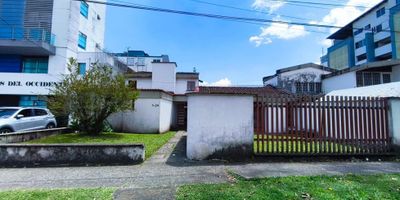 El valor del canon no incluye IVA. Presentamos esta megapropiedad tipo casa comercial de uso mixto, ubicada en el sector de la Rebeca Circunvalar Pereira. Este inmueble está dirigido a marcas de expansión que buscan una excelente ubicación y gran espacio. Cuenta con un Lote de 700 m2 y una contrición antigua de aproximadamente 390 m2 la cual es removible de acuerdo a la necesidad del cliente. La entrada principal es por la Av Circunvalar y el acceso vehicular es por la cra 12.
