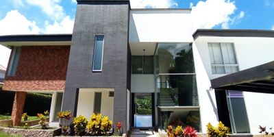 Presentamos esta mega propiedad en venta tipo casa campestre en conjunto cerrado vía al corregimiento de Combia en la ciudad de Pereira. Contemporánea, espacios generosos, excelente ubicación, vista panorámica, confort y lujo son algunas de las características de esta espectacular casa; cuenta con sala, comedor, sala de televisión, baño social, cocina integral, zona de ropas, habitación de servicio,  tres habitaciones, todas con baño, closet o vestier, blackout y aire acondicionado, en la habitación principal una gran terraza y en una de las auxiliares balcón mirador, una habitación de huéspedes, piscina con horizonte perdido con doble profundidad, jacuzzi para 8 personas, zonas de bronceo, árboles frutales, sala de usos múltiples con baño y espacio para 5 automóviles.
