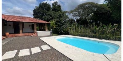 Esta propiedad estará disponible en la primera semana del me de octubre de 2025.

El valor del canon incluye administración, mantenimiento de zonas verdes y piscina.

Presentamos esta mega propiedad tipo casa campestre colonial en alquiler, dirigido a quienes aprecian vivir en contacto con la naturaleza, en la entrada 8 Cafelia Cerritos Pereira, en conjunto cerrado, remodelada, con piscina, amplias zonas sociales, horno de leña con cocineta exterior, sala, comedor, cocina integral equipada, sala exterior con muebles fijos y cojinería impermeable, 5 habitaciones, 4 baños, estudio, zona de ropas, parqueadero para 4 vehículos y amplias zonas verdes.
