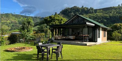 Presentamos esta acogedora cabaña en Condominio Campestre Montanar , en La Florida, Pereira. 
Lote 8.000 m2 y 70 m2 construidos con posibilidad de ampliación.
Él condominio cuenta con portería de apertura electrónica, casa para el Casero, via interna pavimentada, iluminada y arborizada, conducciones eléctricas subterráneas, cerramiento en malla y parte en postes inmunizados.
La cabaña consta de una alcoba que fusiona serenidad, calidez y comodidad. 
Servicios de Energía de Pereira, agua del acueducto los planes, Tv de Claro, internet de Starlink.
Espacios pensados para brindarte comodidad, tranquilidad, una conexión única con la naturaleza, clima fresco y hermosas vistas.
