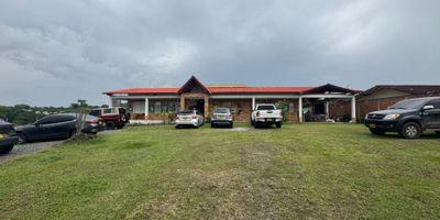 Presentamos esta mega propiedad tipo casa campestre de uso mixto, (Residencial o comercial), ubicada en el corregimiento de Combia en la ciudad de Pereira. Gracias a su excelente ubicación, este inmueble cuenta con un potencial orgánico a nivel comercial dado al continuo crecimiento residencial del entorno; allí es posible desarrollar proyectos de gastro-bar, entretenimiento u hotelería. Este inmueble consta de un área de terreno de 3600 m2 con linderos en maya, 435 m2 construidos en una sola planta, una habitación principal con baño, 2 habitaciones auxiliares con un baño compartido, una habitación de servicio con baño, todas con espacio para closet, cuarto de linos, sala y comedor independientes de grandes proporciones, estudio, cocina integral, zona de ropas con despensa, 2 baños externos de uso social, terraza con vista panorámica, parqueadero cubierto para 4 vehículos, corredores 360º, amplias zonas verdes, jardines, plantación de plátano y guadual con nacimiento de hilo de agua.
