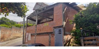 Casa lote esquinera ubicada en el barrio Alto Nápoles. En el terreno se encuentran tres casas básicas y un espacio de lote vacío. Cuenta con todos los servicios públicos. Estrato 1. Sector con calles pavimentadas, cerca de transporte público y colegios, con vías de acceso hacia Meléndez, Los Chorros y la Calle 5. Valor: $430 millones. Área total: 521 m².
