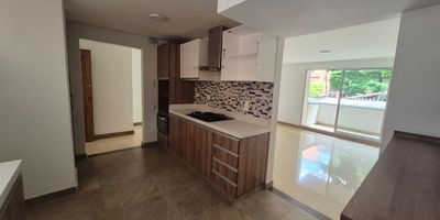 Cocina Integral, Red De Gas, Balcón, Agua Caliente, Cuarto Útil, Zona Ropas, Ascensor, Juegos, Portería, Piscina, Salón Social, Sauna, Zonas Verdes, Gimnasio, Alcobas3, Baños2, Closets1, Vestier1, Parqueadero Cubierto1, Tipo De Piso Cerámica, Horas Portería24_HORAS, Parqueadero De Visitantes, Placa Polideportiva, Shut De Basuras, Calentador A Gas, Piso Número 5