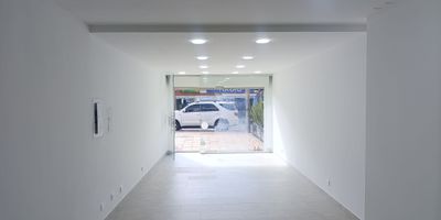 Arrienda amplio local de 45 m  Primer piso

Este espacio cuenta con:

Bano con loseta y area para el aseo de utensilios.

Espacio ideal para vestidor o deposito.

Area independiente para oficina.

Amplia zona abierta y continua que se adapta facilmente a diferentes tipos de negocio.

Canon de arrendamiento: $4.100.000