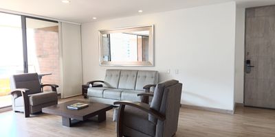 Apartamento en arriendo en unidad cerrada, ubicada cerca a centros comerciales, museos, hoteles, restaurantes, universidades y vías principales, tiene además una gran oferta de servicios complementarios del sector. Piso en madera, puerta de seguridad, sala y comedor independiente, estudio, 3 alcobas con vestier y baño en la principal, baño social, para un total de 3 baños, cocina integral abierta tipo americano, alcoba y baño de servicio, zona de ropas, terraza, aire acondicionado y parqueadero independiente cubierto, Conjunto cerrado con ascensores, salón social, sauna, turco, zonas verdes, vigilancia y portería 24 horas, citófono y circuito cerrado de TV.inmuebles sujetos a verificacion de disponibilidad
