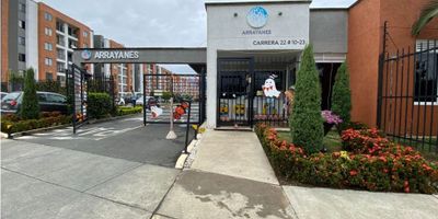 En Renta 1.230.000 

Apartamento ubicado en Unidad Cerrada  barrio parque Natura Jamundí, con 60 mts2,  piso 6 consta de:

2 habitaciones, Principal con baño y closet.

Sala comedor 

Baño social 

Cocina  integral. 

Balcón con vista interna. 

Zona de Oficios.

Parqueadero comunitario.  

Estrato 4.

La Unidad cuenta con:

Parque Infantil.

Piscina para niños y adultos.

Zona BBQ.

Vigilancia Privada.

Salón social cerrado.

KB

 
