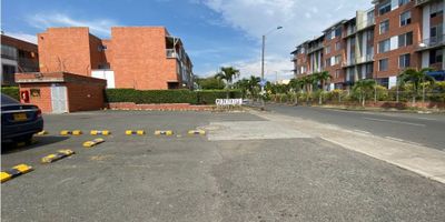 En Venta. $ 480.000.000. Negociables. IDEAL PARA INVERSION, ALQUILADA 

Casa, ubicada en valle del lili conjunto cerrado, en la ciudad de Cali, con 125 mts2, de terreno y 375 Mts Construidos. Estrato 5 , un parqueadero en sótano con acceso a la casa. Esta consta de cuatro pisos:

PRIMER PISO.

Sala- comedor.

Cocina integral.

Zona de lavado.

 

SEGUNDO PISO.

2 alcobas auxiliares con closet.

Un estudio cerrado como tercera alcoba.

Baño de alcobas.

 

TERCER PISO

Alcoba principal con balcón.

Vestier amplio.

Baño de alcoba.

 

CUARTO PISO

Estudio o alcoba de servicio.

Baño.

Parqueadero.

 

La Unidad cuenta con:

Parque Infantil.

Zona BBQ. 

Gimnasio.

Cancha de usos múltiples.

Piscina para niños y adultos.

Vigilancia Privada.

Salón social cerrado con aire acondicionado.

KB




 
