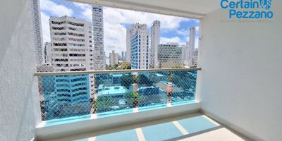 Arriendamos apartamento en Bocagrande, Vive frente al mar Caribe en una de las zonas más exclusivas y turísticas de Cartagena, Este hermoso apartamento de 84 m² te ofrece comodidad, ubicación privilegiada y una vista encantadora. Cuenta con 2 habitaciones, 2 baños y parqueadero, Sala y comedor con excelente iluminación natural, Balcón con vista lateral a a bahia, Cocina integral equipada, Zona de labores, Habitación principal con baño privado, Aire acondicionado en habitaciones, Acabados modernos, Portería y seguridad 24 horas, Ascensores, Lobby, Ubicación estratégica frente a la playa, cerca de restaurantes, centros comerciales y hoteles.