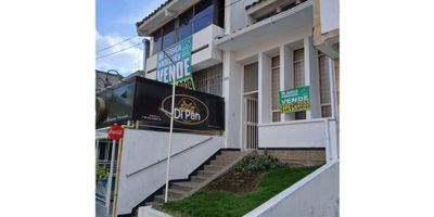 CASA VIVIENDA CON LOCAL COMERCIAL EN EXCELENTE UBICACIÓN EN EL PARQUE DEL PERRO - SAN FERNANDO VIEJO

Distribución: semisótano con baño (Local comercial) con un área construida de 58.92 m² y una vivienda de dos pisos (en 5 niveles) con un área construida de 334.56 m², que consta de sala de estar, hall, baño social, sala comedor amplio, patio interno, biblioteca,  cocina integral, patio externo.

Distribución de las habitaciones: En el nivel 3 tiene tres habitaciones, nivel 4 tiene dos habitaciones, nivel 5 tiene tres habitaciones, para un total de 8 habitaciones. 

Valor de venta: $1.195.000.000

Para recibir mayor información contáctenos ahora: (316) 330-0019 / (317) 027-338
