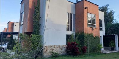 CASA DOS PISOS EN VENTA GUADUALES DE LAS MERCEDES /  JAMUNDI  ALFAGUARA 

Distribución: Tres habitaciones cada una con baño privado, sala comedor, cocina integral tipo americana, estudio o posible cuarta habitación en primer piso, un baño social con ducha, terraza cubierta en primer piso con zona BBQ, amplios jardines y parqueadero para cuatro vehículos. 
El condominio cuenta con 2 piscinas en áreas independientes, zona de juegos infantiles, kiosco social, gimnasio, senderos para caminar, lagos con patos, cancha minifutbol y baloncesco. 

Área lote:  400 m²
Área construido: 202 m²
Admon: $370.000
Valor venta: $800.000.000

Más información:  (316) 330-0019 / (317) 027-338
