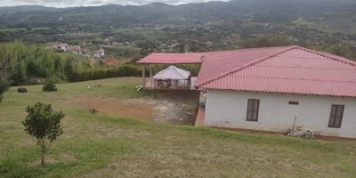 PARCELACION  CAMPESTRE , CASA UN SOLO PISO CON HERMOSA  VISTA PANORAMICA  En lote 3.000 M2 de terreno  y 181 M2 construidos,  consta de  3 habitaciones, 3 baños, sala, comedor,  cocina, estadero con vista panorámica, jardines, zona verde y  espacio para parqueo de varios vehículos. Cuenta con energía ( Celcia),  agua por medio del tanque propio de la parcelación, gas con pipeta, Internet  libre incluido. La parcelación cuenta con  acceso directo al rio,  quioscos adaptados  para cocinar en leña y zonas verdes para disfrutar en familia y amigos en un entorno  privado y seguro. Espacio suficiente para hacerle piscina, lote semiplano. Hermosa vista lejana de las montañas ,clima fresco en la noche y días cálidos .vías de acceso en excelente estado 
El Carmen
Frente a la vía,la Parcelación Tiene agua/acueducto pozo séptico Energía celcia ,Internet ,Admon que mantiene las carreteras en buen estado y la seguridad de portería  cuenta mensual  280. 000