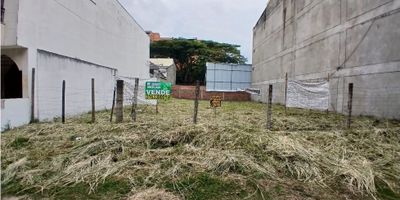 VENDEMOS DOS LOTES UBICADOS EN EL INGENIO:

Ubicado frente a un parque, a dos cuadras del supermercado Cañaveral del Ingenio. Se vende el lote de al lado también.

Área lote #1: 244 m²

Valor: $490.928.000 cada uno

Más información:  (316) 330-0019 / (317) 027-338
