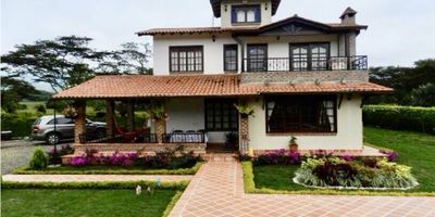 Hermosa finca ubicada en el Lago Calima - Darién / Ubicado en el condominio Vegas de Calima 

Distribución:

-Primer piso: Sala, comedor con chimenea, terraza con horno de barro, cocina equipada con bar y barra estilo americano, baño. 

-Segundo piso: 3 habitaciones con camas para 12 personas, hall de alcobas, baño, balcón con chimenea.

-Exterior: Lavaplatos externo con horno de leña, piscina-jacuzzi con caldera de GLP tres cilindros de 100 lb calentador de gas

Área terreno: 1.500 m²

Área construida: 230 m²

Valor venta: $690 millones

Más información:  (316) 330-0019 / (317) 027-338

 
