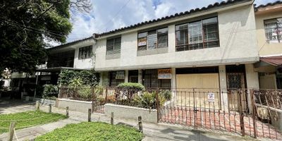 CASA BIFAMILIAR  DIAGONAL A CLÍNICA IMBANACO SAN FERNANDO NUEVO PARA INVERSIÓN 

2 pisos, 10 cuartos, 6 baños, 2 salas, 2 comedores, 2 cocinas, patio, terraza y garaje.

Área de Lote: 220 m²
Área construida primer piso: 173.30 m² 
Area construida segundo piso: 136 m²

Distribución: 

-Primer piso: 4 alcobas, cuarto servicio, 3 baños, cocina sencilla, sala comedor, garaje, patio abierto o antejardín.

-Segundo Piso: 4 cuartos, 3 baños, cuarto servicio, terraza grande, cocina nueva.

Valor venta: $950 millones

Dirección: Calle 2 5B#38-31

Más información:  (316) 330-0019 / (317) 027-338
