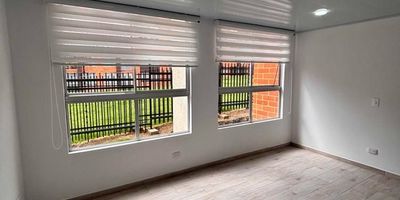 [ARR] ID HOUM: 161135

Entérate de todos los beneficios al arrendar con nosotros:
    • Asistencia e intermediación con el propietario
    • Firma tu contrato online
    • Arrienda sin burocracia, sin papeleos ni notarías

Departamento en arriendo, ubicado en el barrio La Esmeralda., con una superficie construida de 58.70 m² y superficie total de 58.70  m². 

Sus principales características son:

    • No amoblado
    • 3 dormitorios
    • 2 baños
    • Admite mascotas
    • 1 parqueadero
    • Año de construcción: 2024
            
Además, el inmueble cuenta con las siguientes amenidades:

    • Salón de eventos
    • Vigilancia 24 hrs
    • Zona de juegos
    • Gimnasio

Si arriendas con nosotros, te brindamos asesoría personalizada durante todo el proceso.

Requisitos para arrendar con nosotros:

    • Arrienda sin codeudor*, fácil, rápido y seguro
    • Demuestra un ingreso mensual neto de al menos 2.5 veces el valor del arriendo (los ingresos mensuales se pueden complementar por las personas que vivirán en este inmueble)
    • Completa tu información básica y mándanos tus extractos bancarios o documentos que demuestren tus ingresos
    • No debes tener reportes negativos en centrales de crédito
        

IMPORTANTE:

    • Te invitamos a agendar una visita a esta propiedad
    • Si tienes alguna duda por favor puedes solicitar más información desde los portales como también contactarte directamente con nosotros
    
Más que una inmobiliaria, somos Houm.
*Aplican T&C