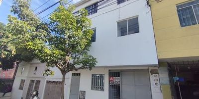 Apartamento en arriendo barrio comuneros. Ubicación exterior, primer piso, 60 metros cuadrados. Cuenta con 2 alcobas sin closet, 1 baño, cocina tradicional sin estufa, sin horno, sin extractor y sin calentador, zona de ropas, sala comedor, sin parqueadero. Pisos en cerámica y pintura color blanco tipo 1.