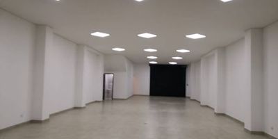  ¡Oportunidad de Arriendo para Oficinas o Call Center en San Carlos! Ubicado a Pocas cuadras de la Alcaldía de Tunjuelito. Se arrienda el primer piso de un edificio ubicado en la Cra 18C 53-35 Sur, barrio San Carlos, al sur de Bogotá. Cuenta con un área de 240 m aproximadamente, con altura semidoble, ideal para el desarrollo de actividades administrativas, oficinas corporativas, call centers o centros de operación. Espacios amplios y funcionales Excelente iluminación natural Fácil acceso a transporte público Ubicación estratégica en zona urbana y comercial  ¡Una opción versátil y bien ubicada para empresas que buscan crecer con comodidad y eficiencia! Contáctanos para más información y agenda tu visita.