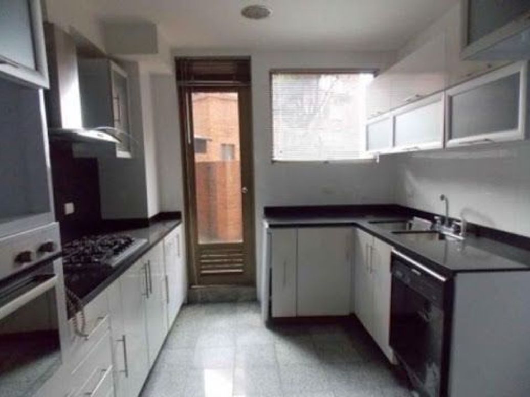 Apartamento de 3 alcobas en venta en Los Rosales, Bogotá, 322 m² · foto 9 de 10