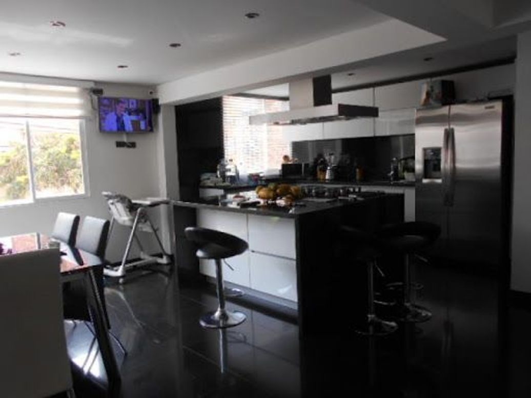Apartamento de 4 alcobas en venta en Santa Barbara, Bogotá, 243 m² · foto 4 de 18