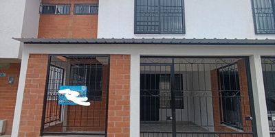 ALQUILER: casa en parques de la italia unifamiliar. cuenta en su primer nivel con parqueadero completamente cerrado para un vehiculo, sala, comedor, cocina semi integral (sin estufa), zona de ropas, baño social, una habitacion. segundo nivel con tres habitaciones con closet, la principal con baño, estudio, baño completo. INFO: 3112405041 JOHN JAIRO MONTOYA