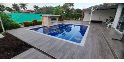 Hermosa casa campestre ubicada en Rozo, corregimiento de Palmira, Valle del Cauca. Zona turística, cerca al aeropuerto. Consta de seis habitaciones, incluido cuarto de empleada, y ocho baños. Cuenta con garita en la portería, cocina con isla en porcelanato, sala, comedor, sala de cine, gimnasio, piscina y parqueadero para ocho vehículos. Dispone de bodega, cuarto de herramientas, vestier tipo walk-in closet con sensores de luz, seis cámaras de seguridad, sistema Alexa con control por voz y paneles solares para iluminación externa y nocturna. Además, aljibe con agua casi potable, acueducto, alcantarillado, buzón y depósito de basura externo.
